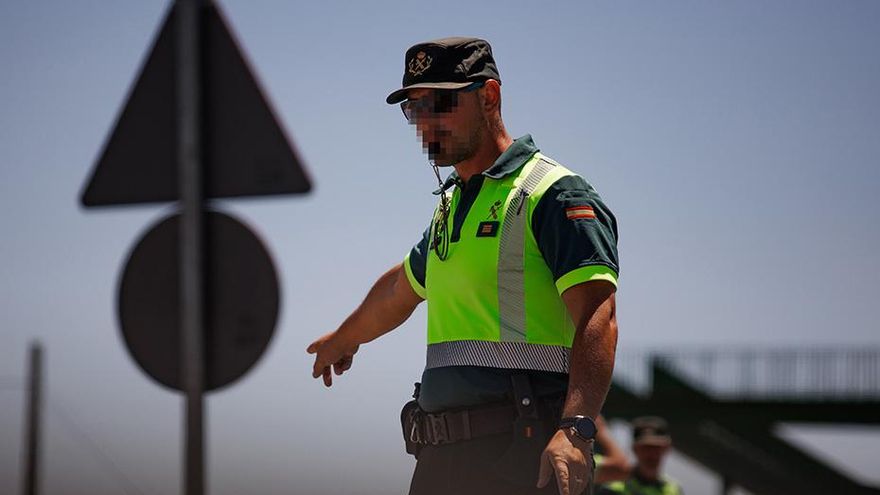 Archivo - Un agente de la Guardia Civil durante un control en la autovía.