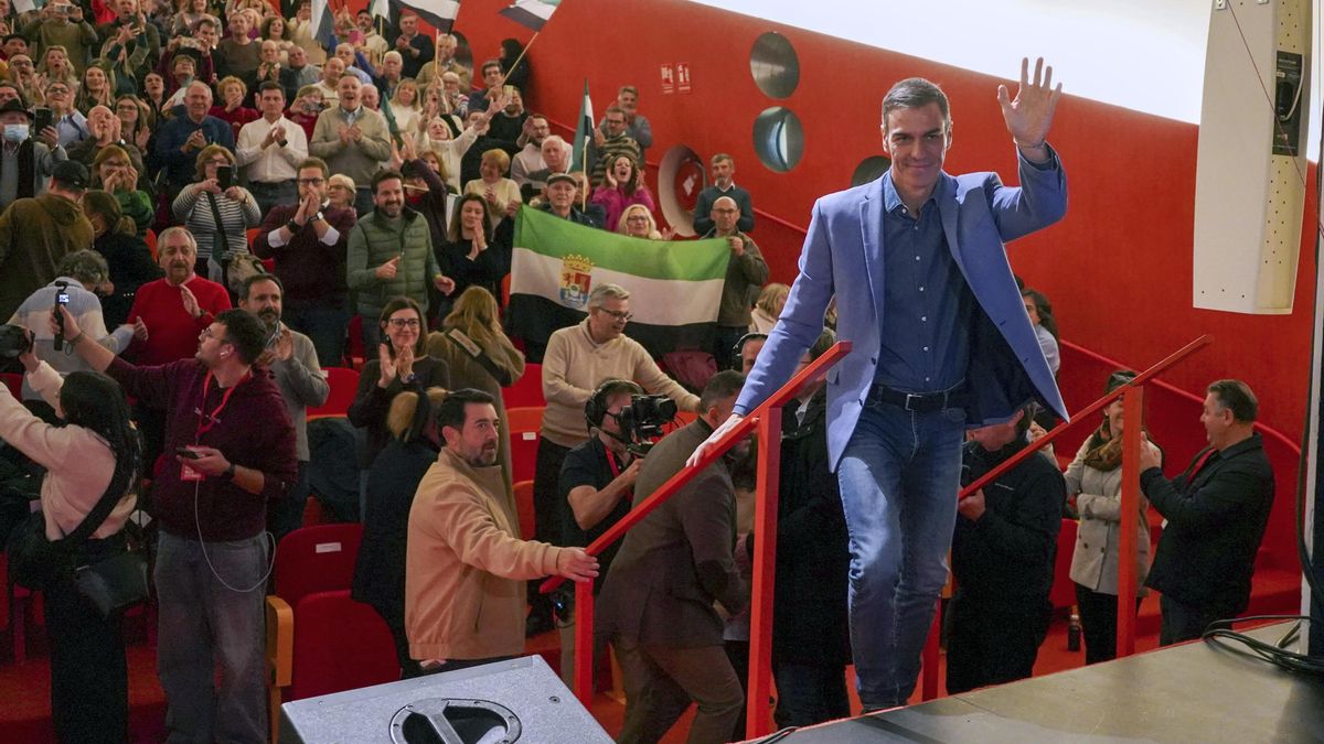 Pedro Sánchez a su llegada a un mitin de campaña en Plasencia este jueves.