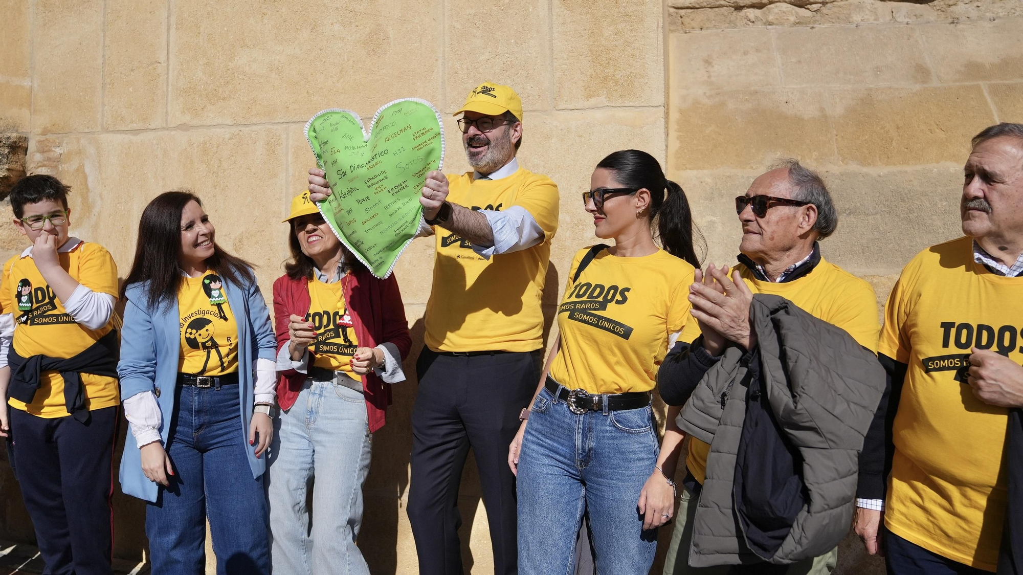 Córdoba abraza la Mezquita Catedral por las enfermedades raras