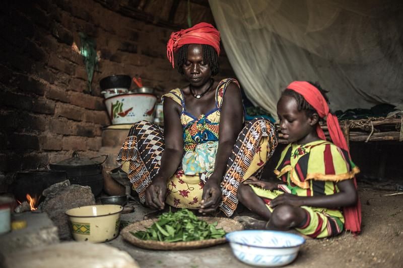 Achta Fadoul, junto a sus hijas Noura y Fatima Zara, cocinando, vive en Midjiguir, a 23 kilómetros de Mangalmé, en la región de Guera (Chad) / FOTO: Pablo Tosco - Oxfam Intermón