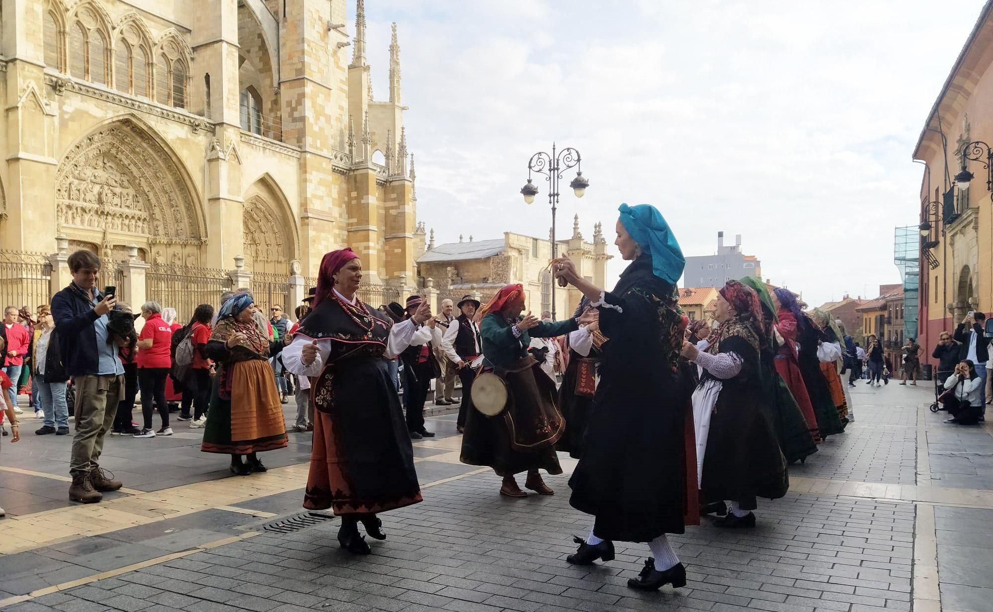 Más danzantes en la Plaza de la Catedral