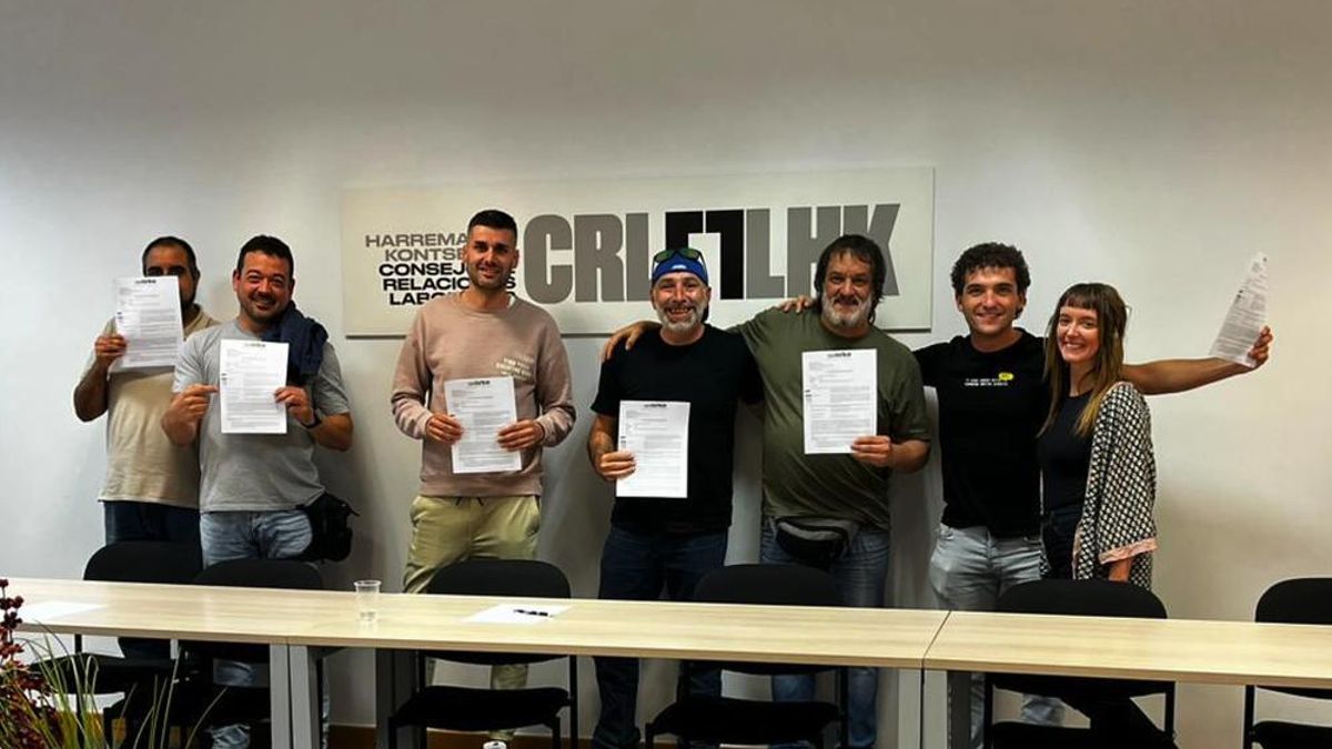 Representantes de los trabajadores tras suscribirse en acuerdo.