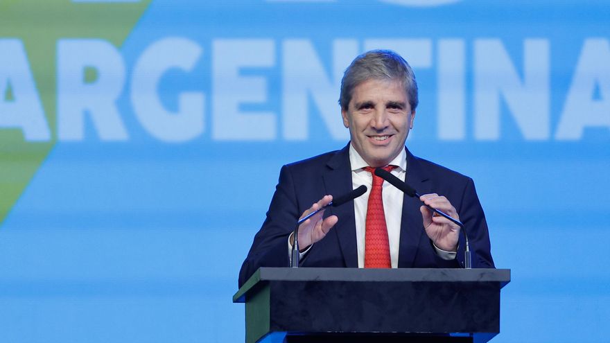 Argentina prepara medidas para estimular el uso de dólares en la economía