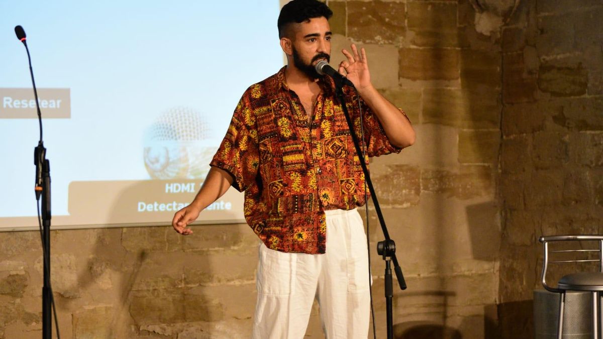 El poeta y apicultor Goyo Silvestre aboga por que la poesía vuelva a las calles: "Siempre ha estado ligada a la política"