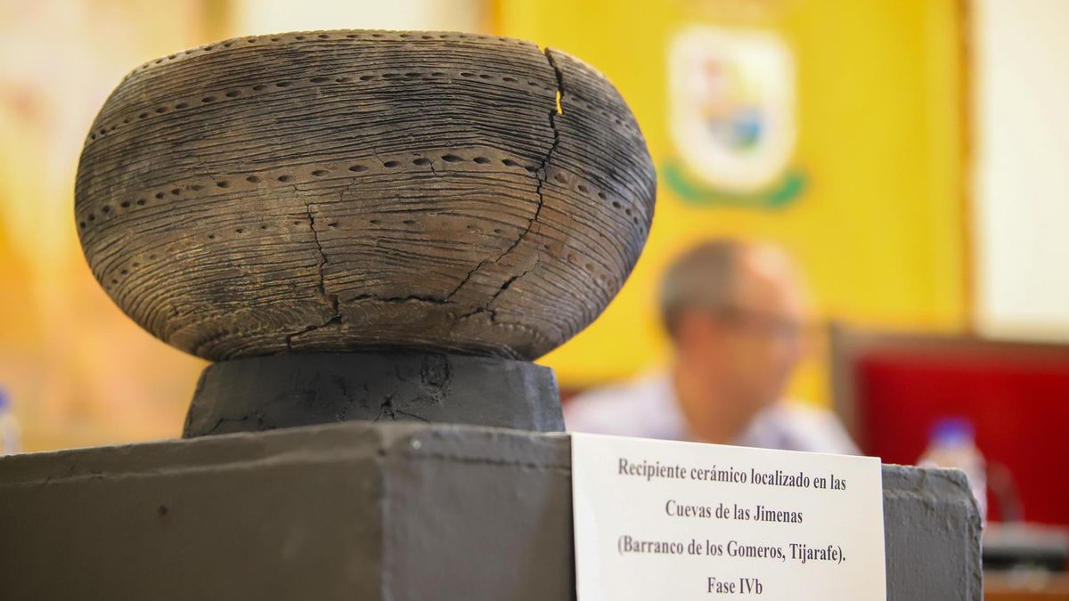 Vasija aborigen completa  hallada en el interior de una estrecha gruta en el Barranco de Los Gomeros, término municipal de Tijarafe, durante las excavaciones del campus de arqueología en el marco del proyecto Occidente.