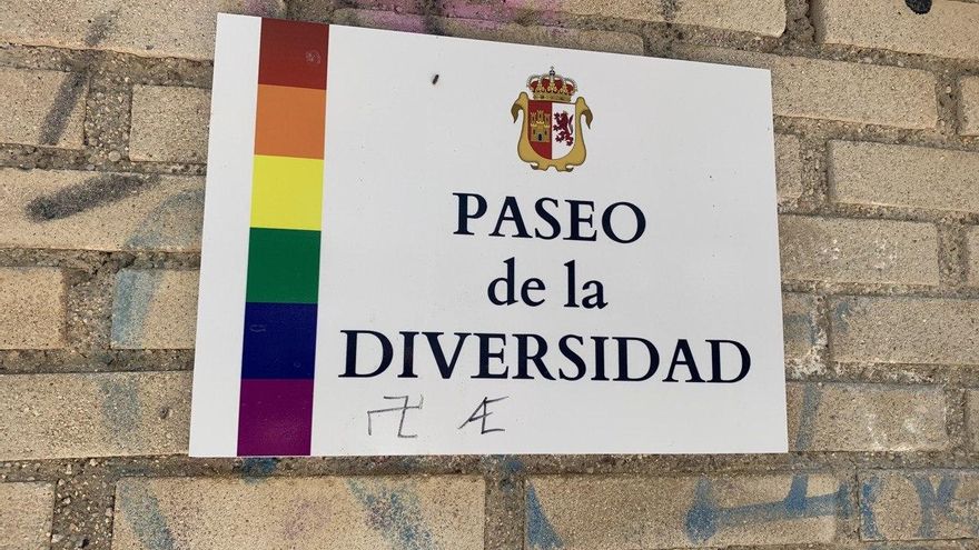La placa ha aparecido con la esvástica nazi y las siglas de una organización política de extrema derecha