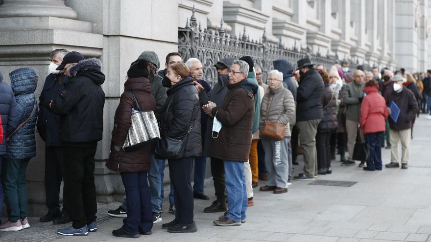Numerosas personas hace colas ante el Banco de España para comprar deuda pública española en una imagen de archivo. EFE/ Javier Lizon