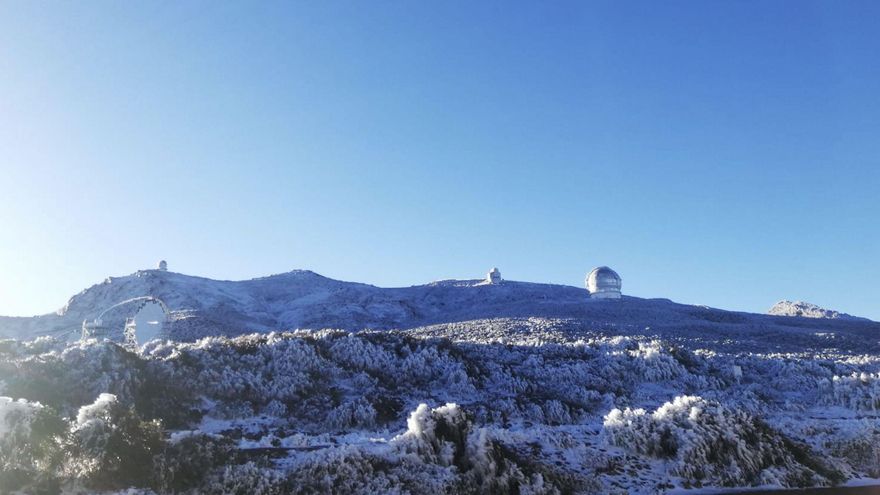 Panorámica helada de las cumbres del Roque de Los Muchachos, este miércoles.