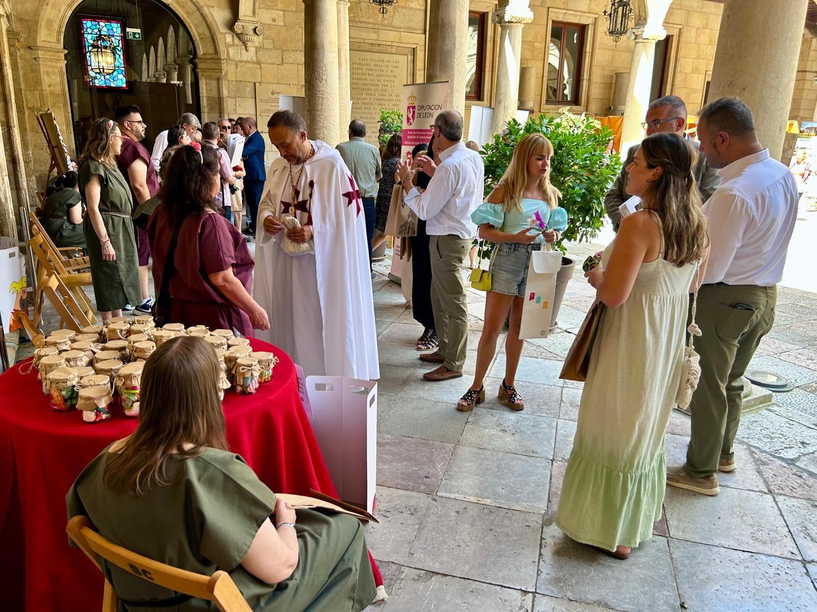 Feria Medieval de los Centros Sociales de la Diputación en el Palacio de los Guzmanes