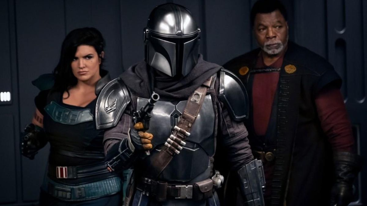Mando junto a dos de sus amigos: Greef Karga y Cara Dune