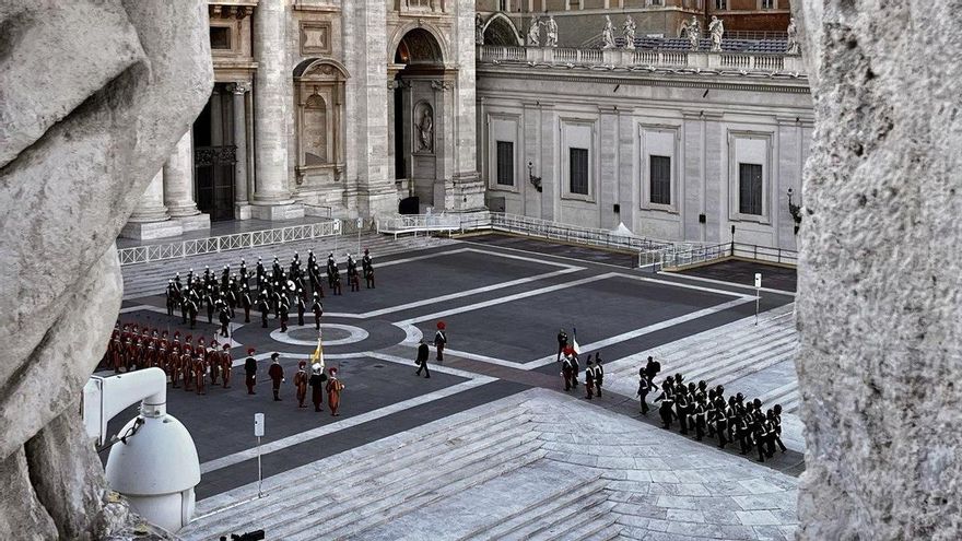 Momento en que la banda de la gendarmería entra en la Plaza de San Pedro del Vaticano.