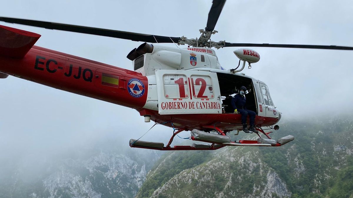 Helicóptero del Gobierno de Cantabria en un rescate.