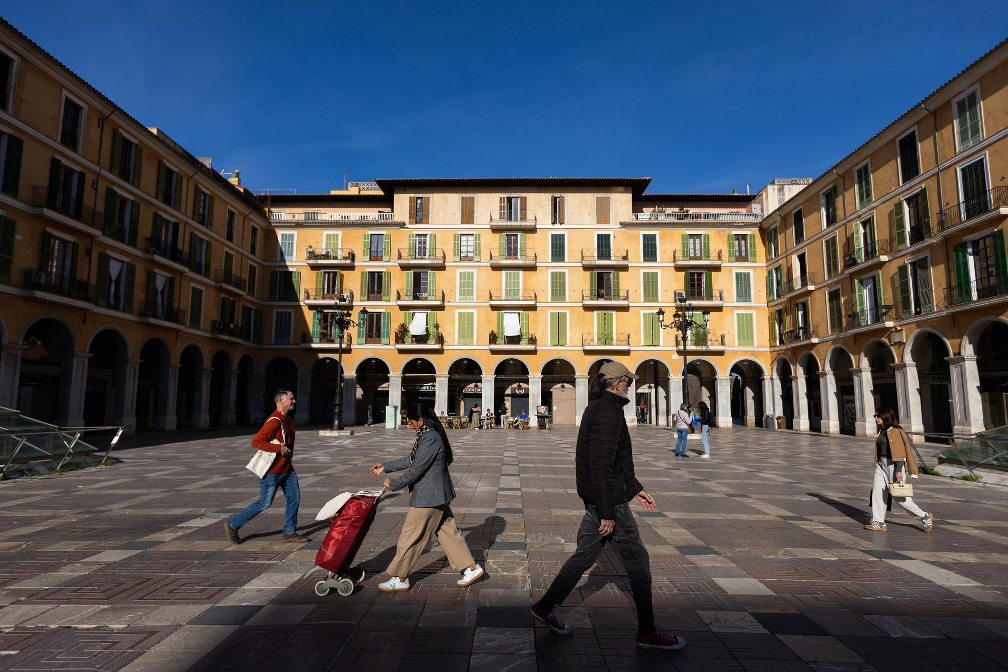 Transeúntes en la Plaza Mayor de Palma