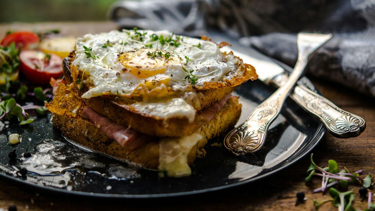 Aprende a preparar el clásico Croque Madame, el famoso sándwich francés con queso, jamón y huevo que te transportará a París