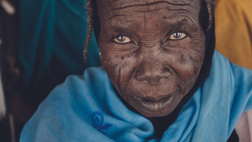 Todas las mujeres hablaban con ella en voz alta. La llamaban Hajje. Sus oídos no eran los de antaño. No sabía su edad. Tuvo que huir en 2003 y regresó a Tawila, su pueblo, años más tarde. Lucía el porte de una gran dama. Ese día no había comido, ni bebido leche ni té. Estaba sentada, esperando su turno en una clínica móvil de Médicos Sin Fronteras, a las afueras de Tawila. Hablaba pausada, encogida en sus recuerdos, y no dejaba de mirar y sonreír
