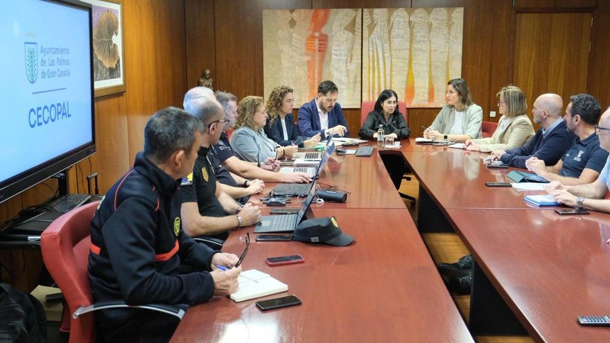 La alcaldesa de Las Palmas de Gran Canaria, Carolina Darias, preside la reunión del CECOPAL ante la alerta por viento y lluvias.