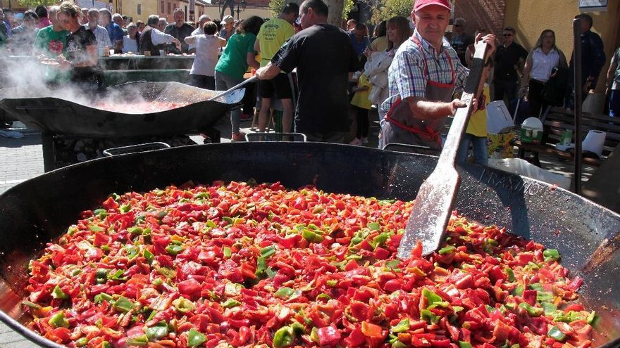 Inauguración de la Feria del Pimiento Morrón de Fresno de la Vega, fiesta declarada de interés Turístico Comarcal. / Peio García / ICAL