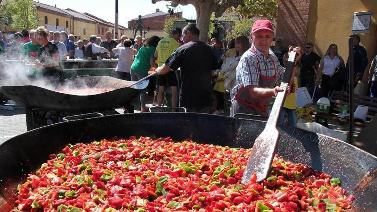 La Feria del Pimiento Morrón reúne en Fresno de la Vega artesanía, gastronomía y música