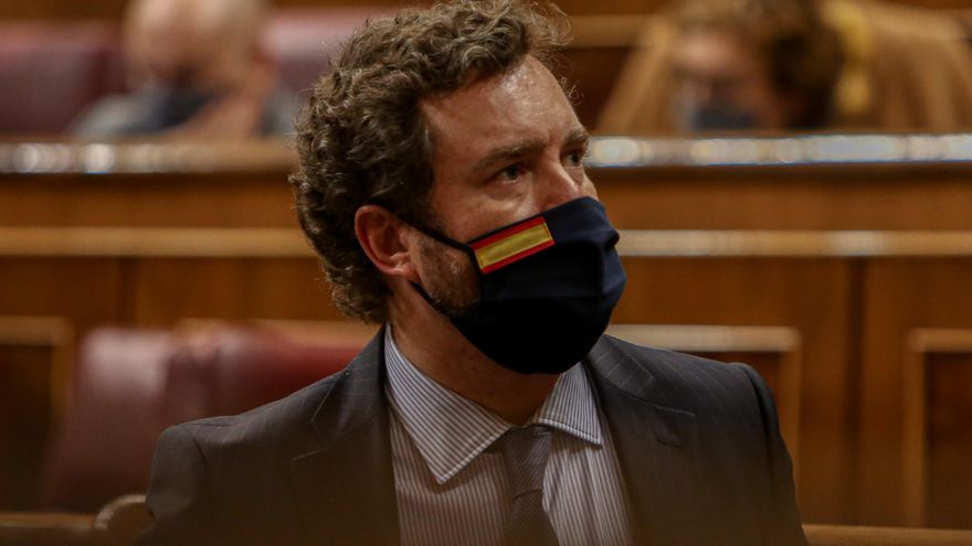 El portavoz parlamentario de Vox, Iván Espinosa de los Monteros, durante una sesión plenaria en el Congreso de los Diputados, en Madrid (España), a 15 de diciembre de 2020.