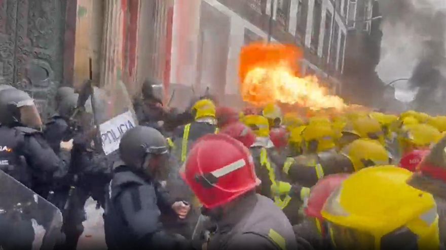Varios bomberos comarcales resultan heridos por una carga policial a las puertas de la Diputación de Ourense