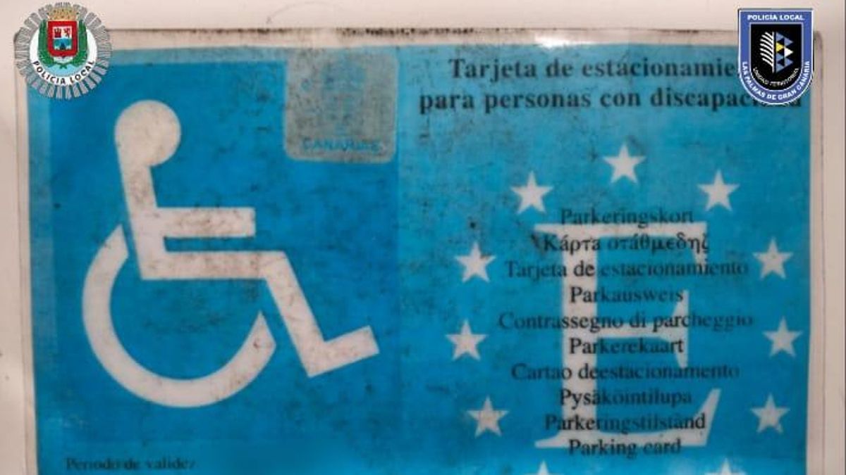 Tarjeta para personas con movilidad reducida fotocopiada por una mujer en Las Palmas de Gran Canaria.