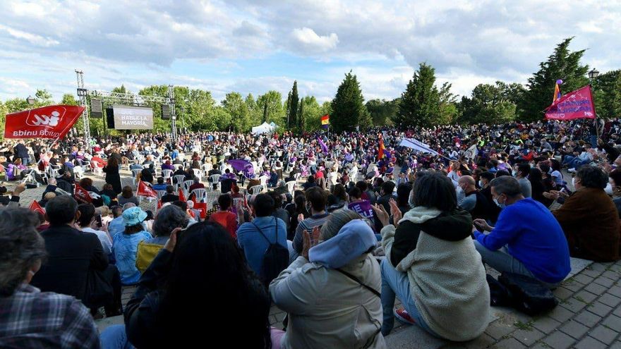 Una banderola de IU ondea durante el cierre de campaña de las elecciones del 4 de mayo.
