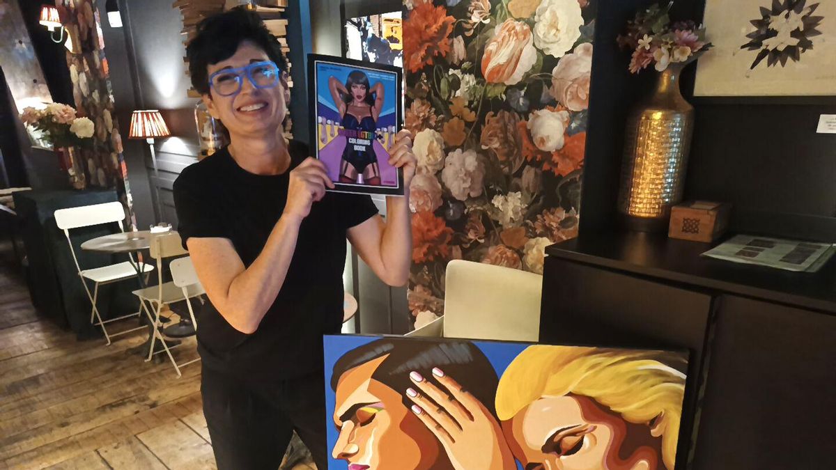 La artista Noelia Muriana, sosteniendo su libro para colorear
