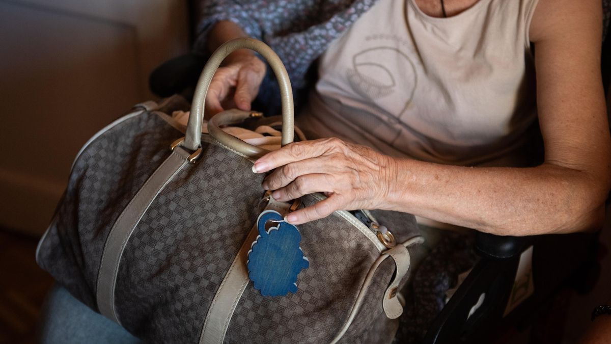 Maricarmen prepara una bolsa con sus cosas ante el desahucio.