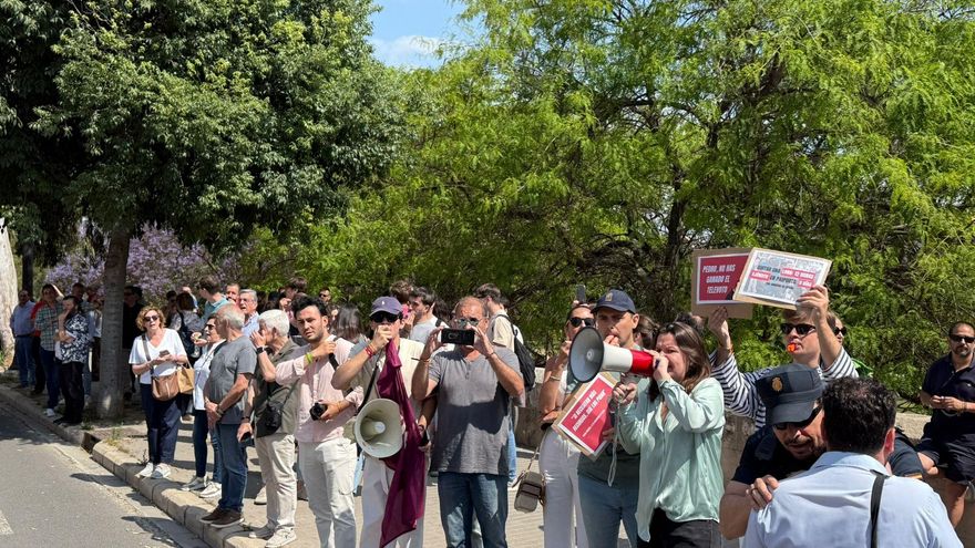 Imagen de la protesta contra Sánchez a su llegada a València a la reunión con víctimas de la dana