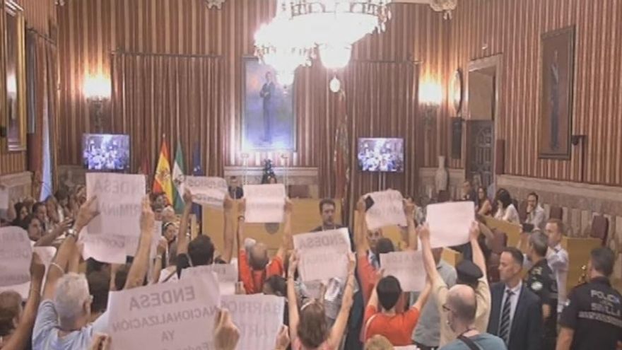 Vecinos afectados por los cortes de luz protestan en el salón de plenos.