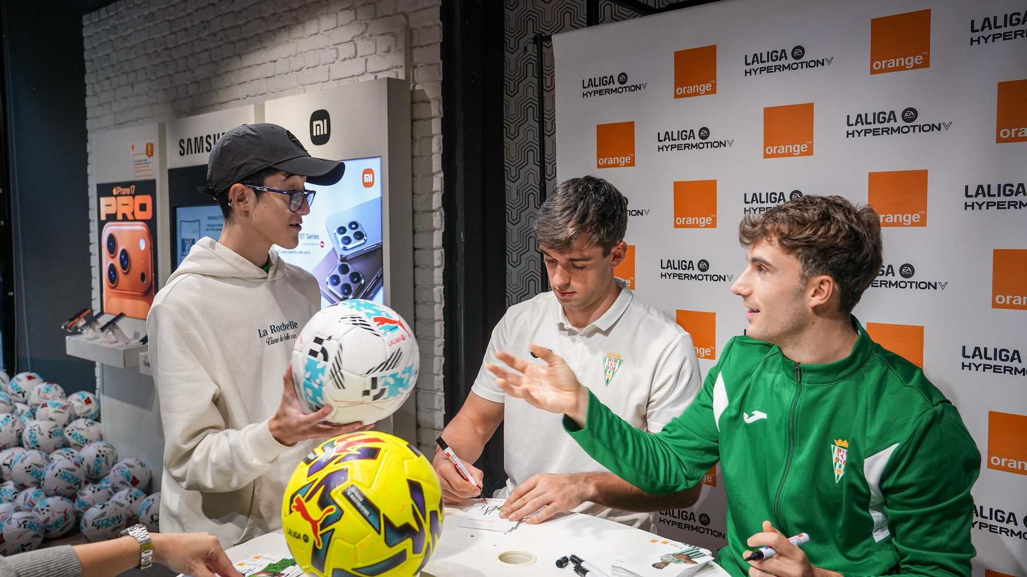 Mikel Goti e íker Álvarez firman autógrafos a los aficionados del Córdoba CF