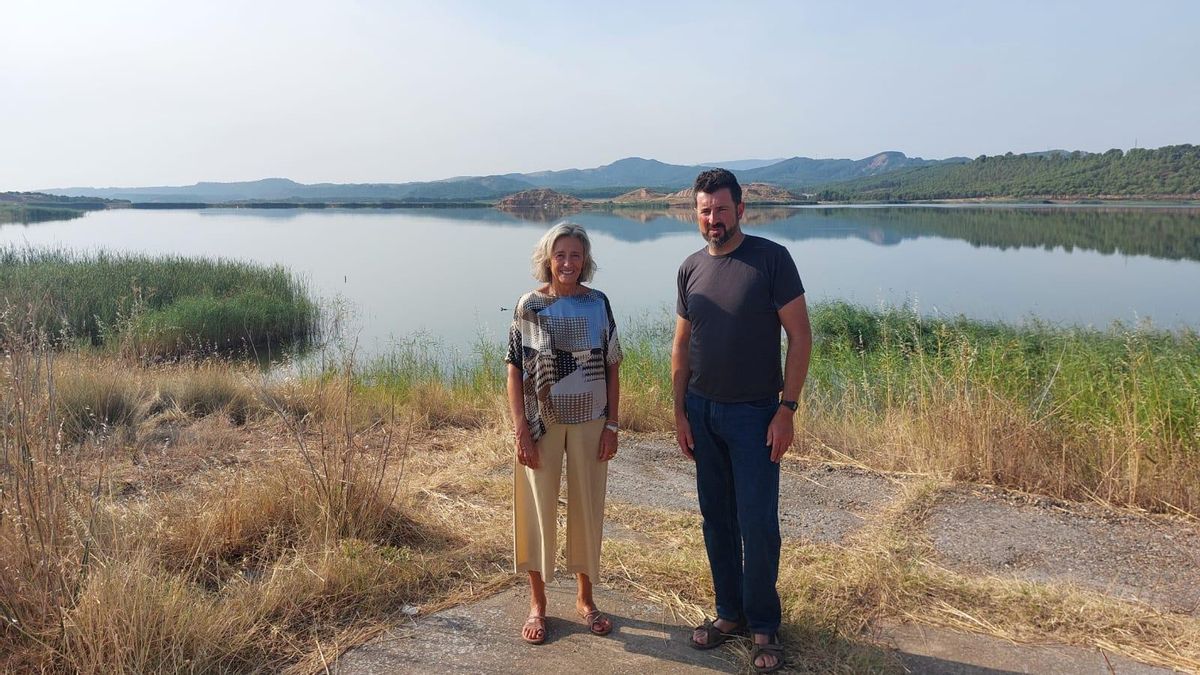La alcaldesa de Calahorra, Mónica Arceiz y Javier Argaiz, representante de la asociación de windsurfistas de Calahorra, en el pantano 'El Perdiguero'