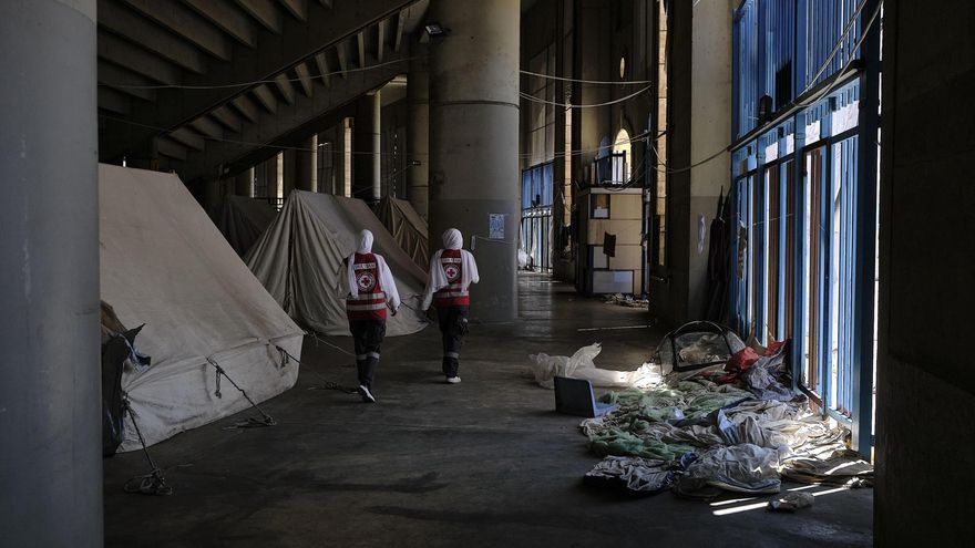 Mohamad Nazha aún comparte una tienda de campaña con su familia en el estadio Camille Chamoun de Beirut, como la mayoría de los otros desplazados en este albergue comunal. 22 de abril de 2026.