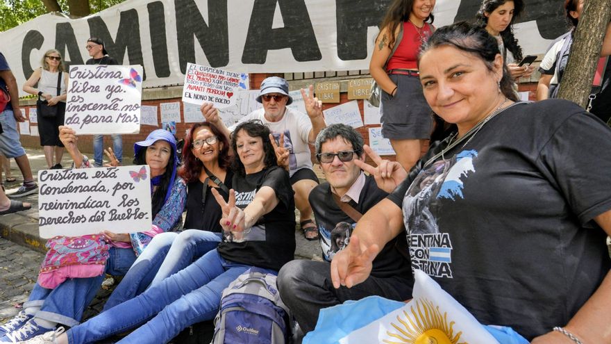 Vigilia y muestras de apoyo a Cristina Fernández de Kirchner tras su internación de urgencia