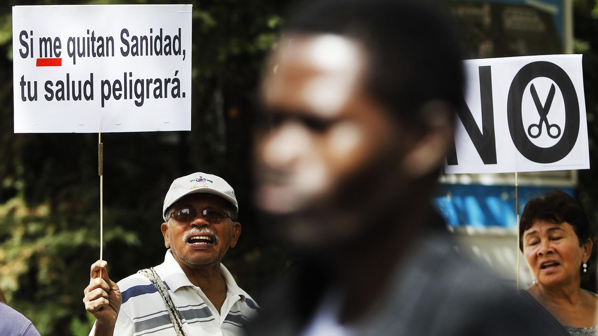 Protesta contra la reforma que propició la exclusión sanitaria de los inmigrantes.