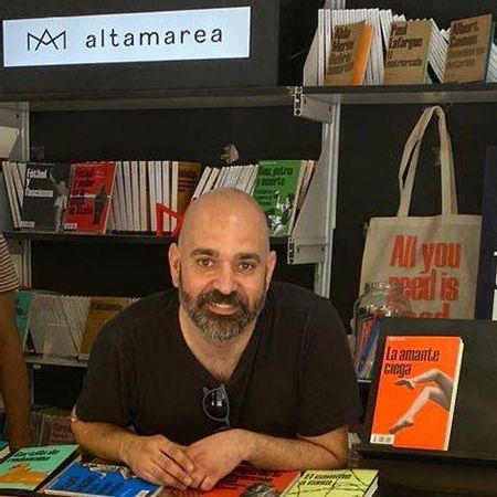 Emili Albi junto a su primera novela en la caseta de la editorial Altamarea, en la Feria del Libro.