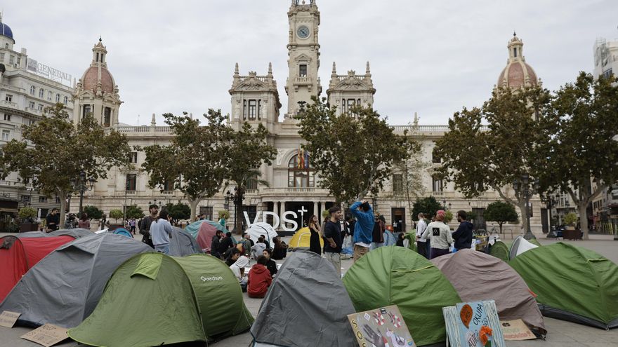 El movimiento por la vivienda de València vota mantener la acampada frente al Ayuntamiento