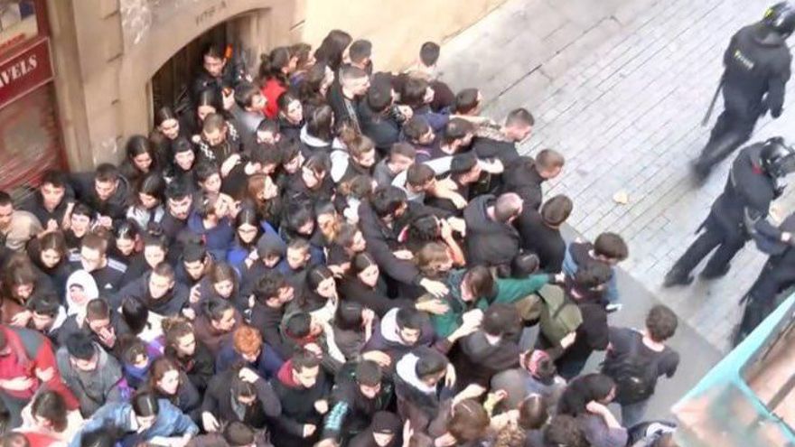 Un desahucio múltiple en el Raval de Barcelona concluye con dos viviendas desalojadas tras una jornada de protestas