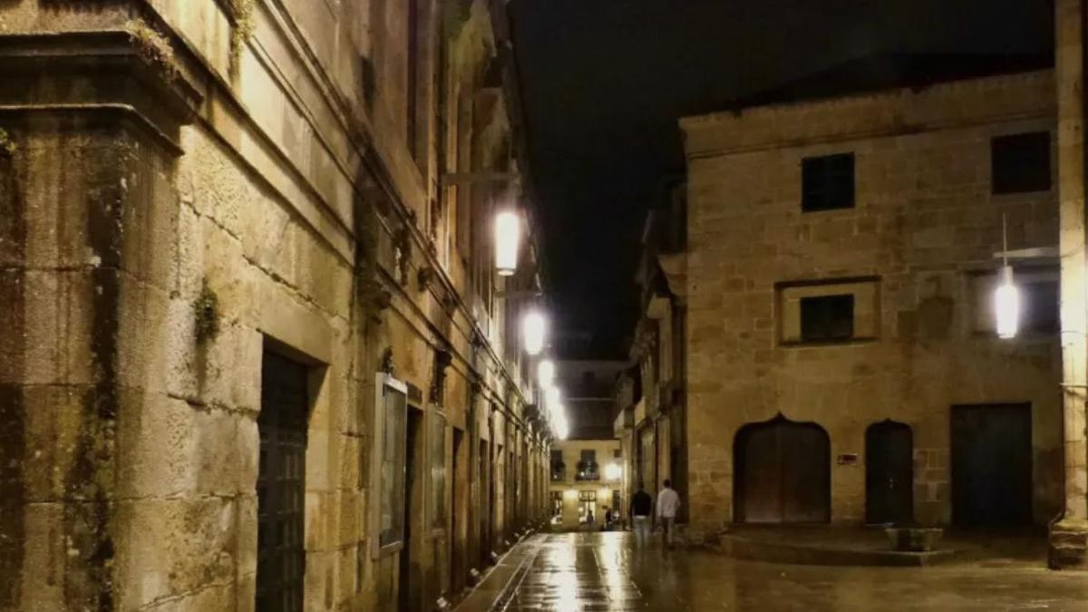 Una cercana iglesia carecía de un campanario propio y utilizaba el carillón de esta joya arquitectónica, por lo que los vecinos comenzaron a llamarla Casa das Campás