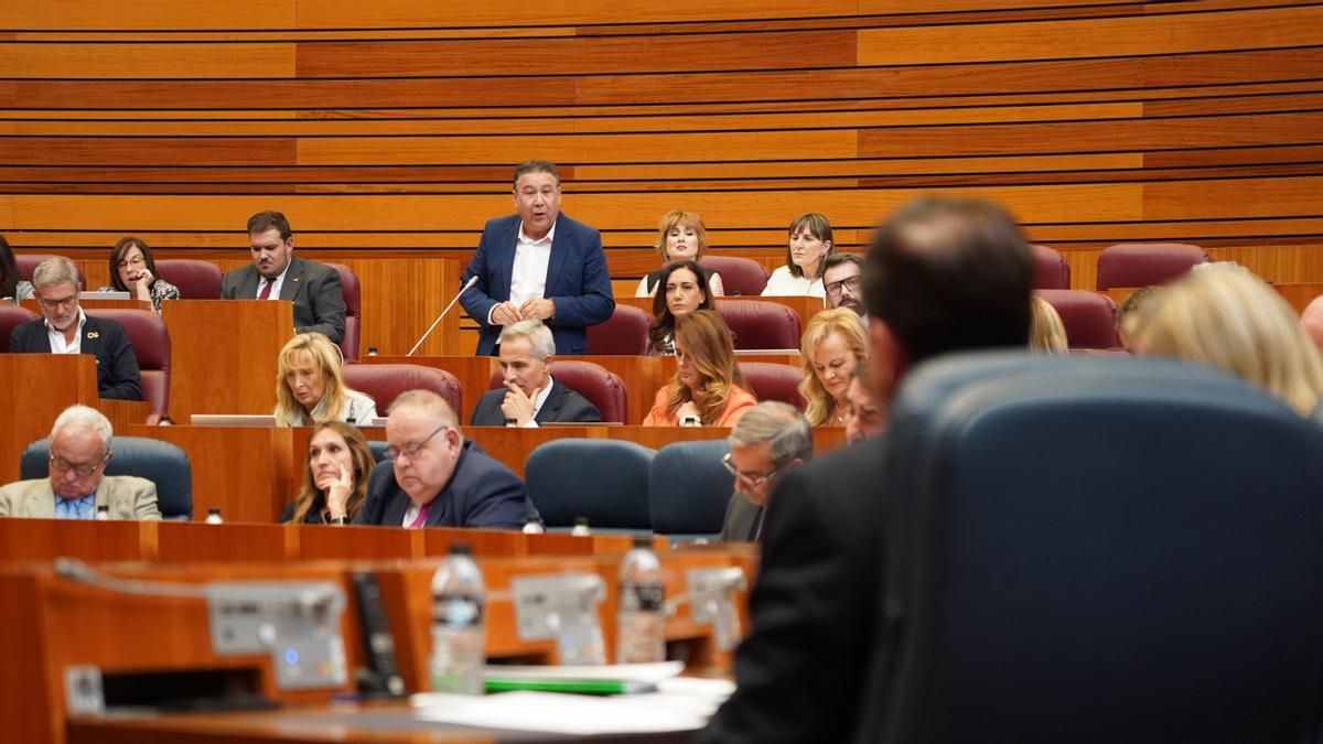 Mañueco avala la entrega de ayudas por los incendios y UPL le pide que escuche a los alcaldes más allá de las siglas