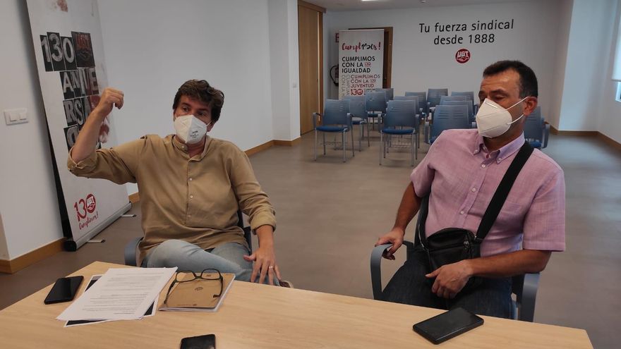 Calonge Viadero y Cortines en la sede de UGT Cantabria durante la entrevista con elDiario.es.