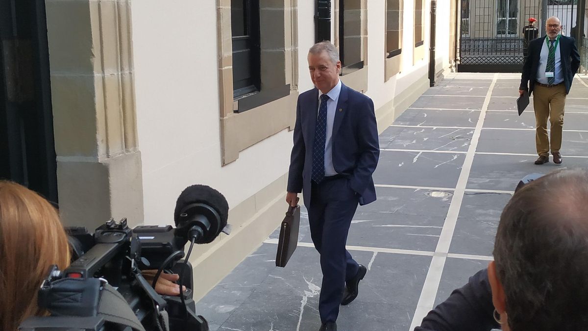 Urkullu, a su llegada al debate sobre el reto demográfico en el Parlamento Vasco