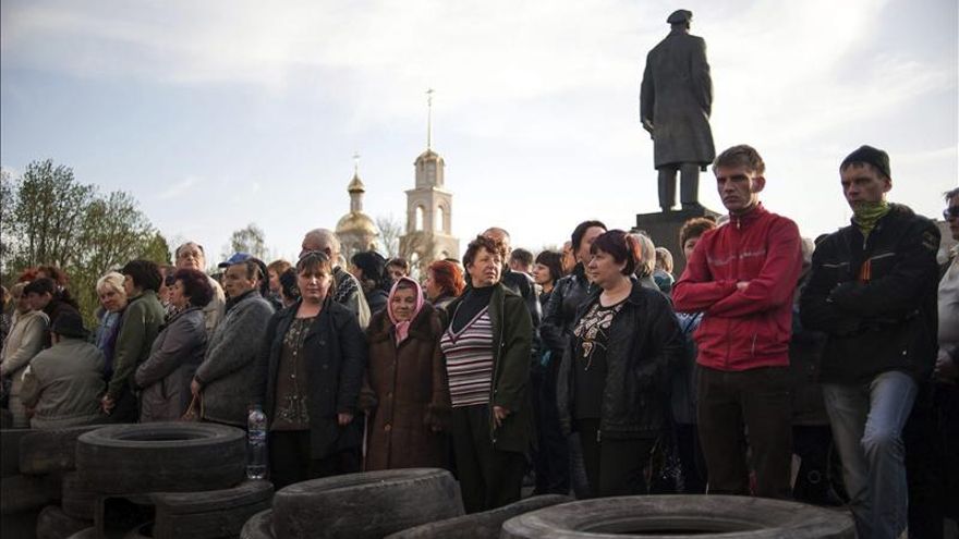 Manifestantes prorrusos participaron el viernes en una protesta junto a una comisaría ocupada en Slaviansk, Ucrania.
