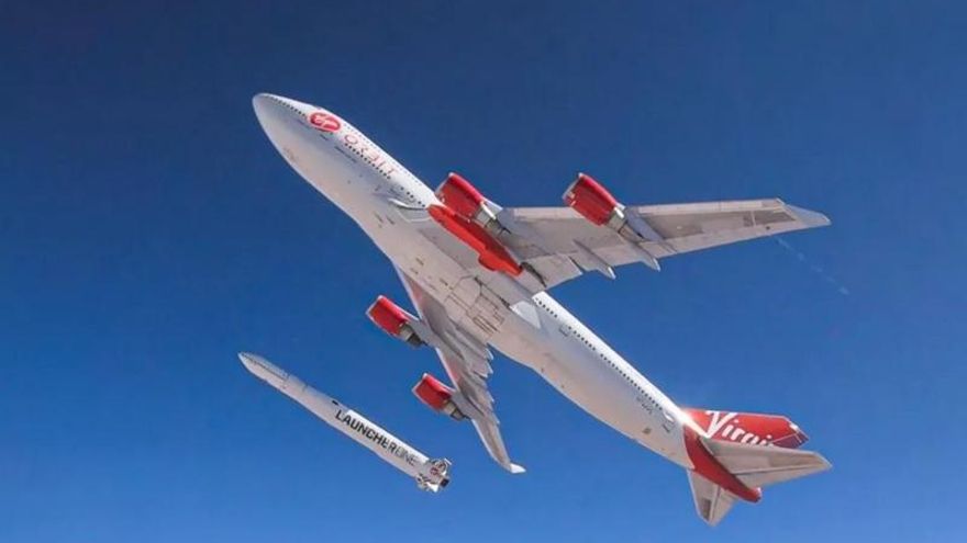 El avión de Virgin Orbit junto al cohete LaunchOne