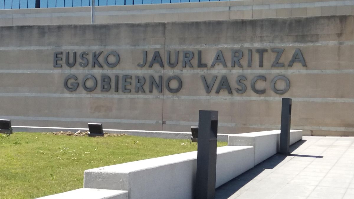 Entrada a la sede del Gobierno vasco en Lakua.