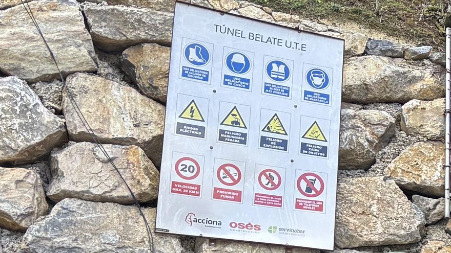 Detalle del logo de Servinabar 2000 en uno de los carteles de la boca norte del nuevo túnel de Belate.