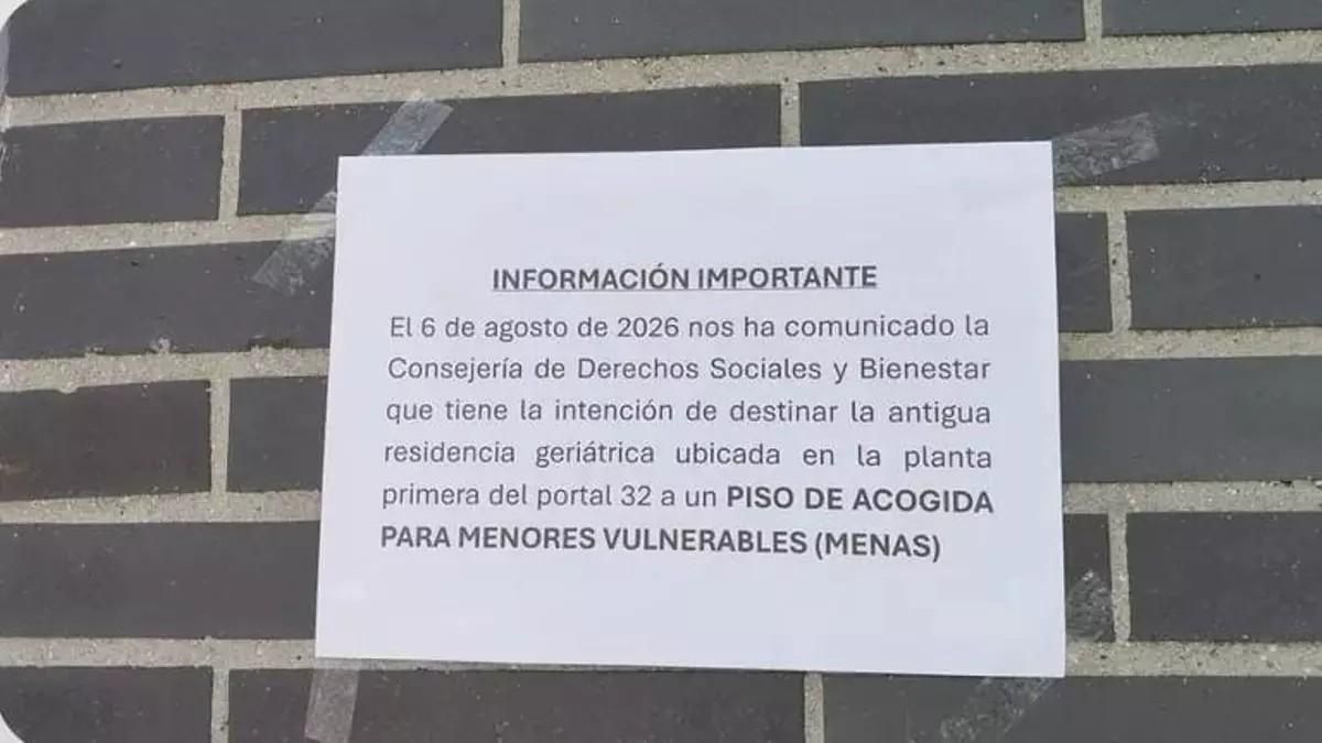 Cartel colocado por los vecinos sobre la posible llegada de menores extranjeros a unos pisos de un edificio ubicado en el barrio de La Florida de Oviedo/Uviéu.