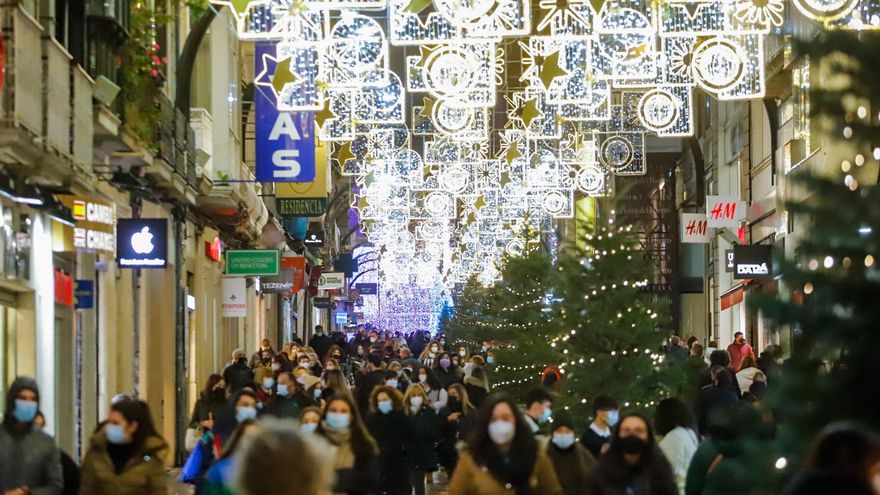 Varias personas pasean por la Calle de Príncipe, en Vigo (España)