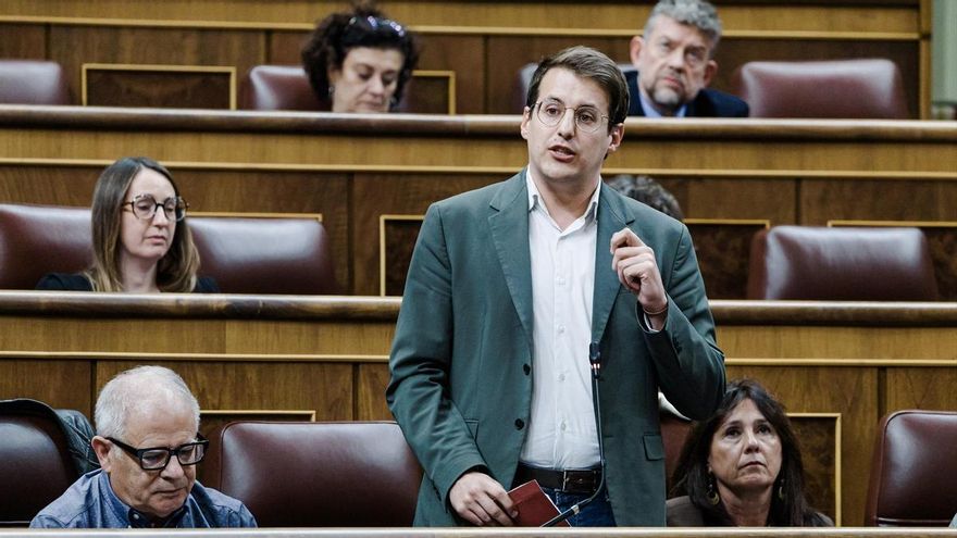 El diputado de Sumar Jorge Pueyo interviene durante una sesión plenaria