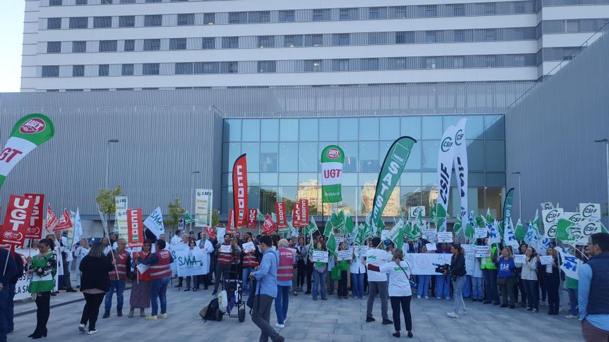 Concentración de CCOO, Satse y UGT en el Muñoz Cariñanos por el "cierre" de la UCI.